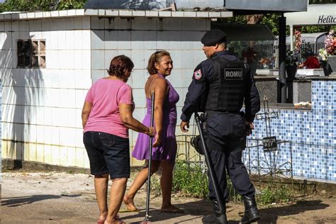 Cerca de 20 mil pessoas visitam cemitérios da capital amapaense no Dia