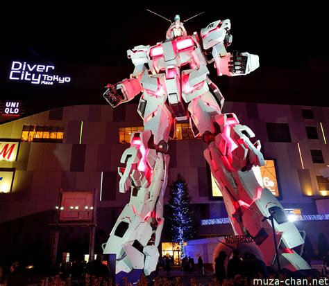 Life-size Unicorn Gundam by night