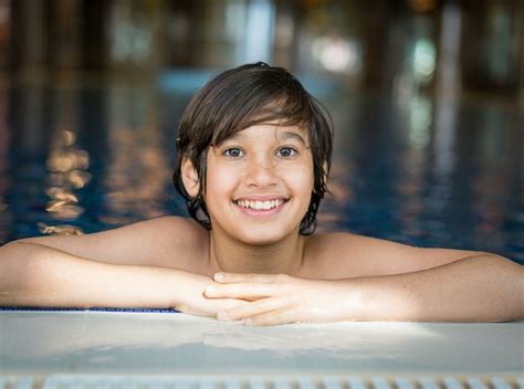 Ni O Feliz Disfruta Nadando En La Piscina Foto Premium