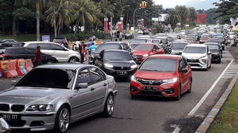 Lalu Lintas Kawasan Sentul Selatan Bogor Padat Sore Ini Antrean