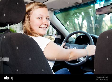 Hübsche blonde Teenager Mädchen in den Fahrersitz ihres Autos Stockfotografie Alamy