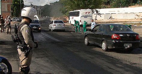 G1 Grupo Queima Pneus E Bloqueia Via Regional Em Sete De Abril