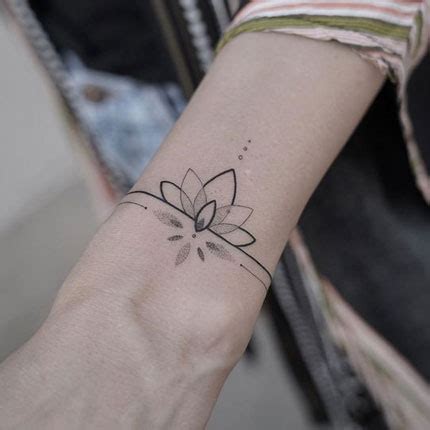 11 idées de tatouage femme discret Woman Tattoo