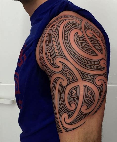 37 Oberarm Tattoo Ideen für Männer Maori und Tribal Motive Oberarm