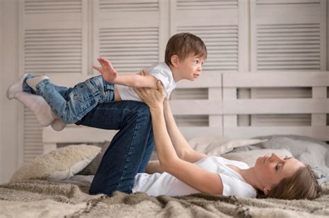 Maman Et Son Fils à La Maison Photo Gratuite