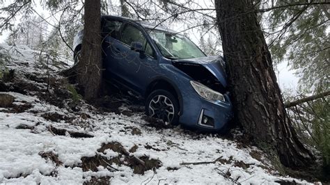 Ottantaduenne Esce Di Strada E Si Schianta Contro Un Albero