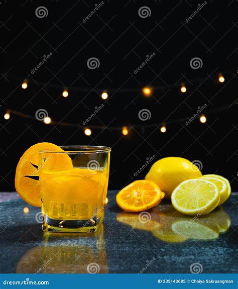 Vidro De Suco De Laranja Piolhos De Laranja Fresco Em Vidro Na Mesa