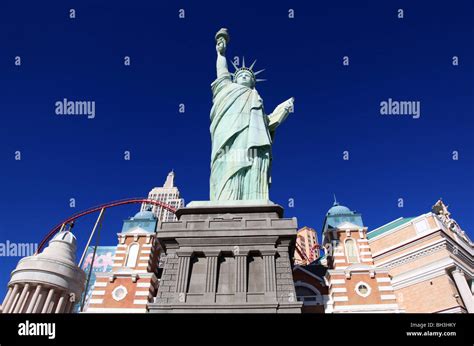 New York skyline and the Statue of Liberty, New York, New York hotel ...