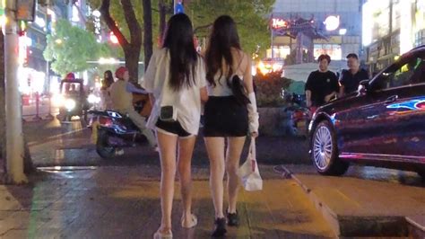 身材火辣，时髦高端，极品尤物，两位美女要去哪里？ Chinese Girls On Walking Streets Walk China