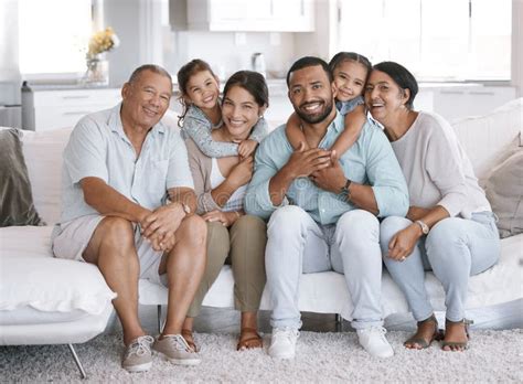 Abra Ar Retrato E Sorrir Uma Fam Lia Grande No Sof Na Sala De