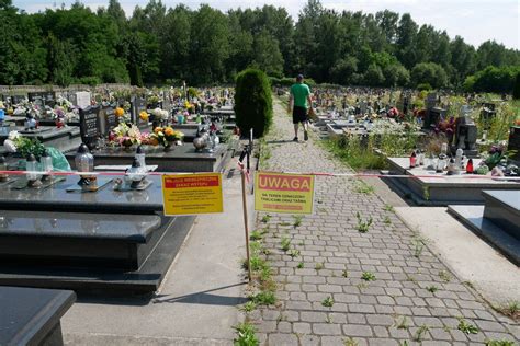 Zapadliska w Trzebini Otwarto cmentarz na którym zapadła się ziemia