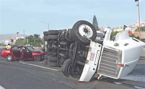 Tráiler a exceso de velocidad vuelca en la México Pachuca hay un