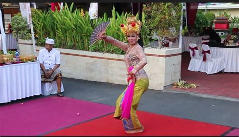 Pesona Joged Bumbung Dedalu Menggoda Pengunjung DTW Tanah Lot