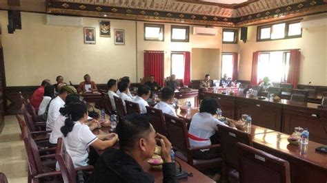 Mesadu Ke Dprd Tabanan Dewan Pendidikan Keluhkan Berbagi Hal Tribun