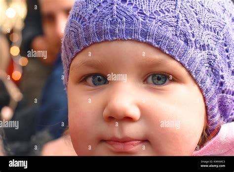 Petite Fille Aux Grands Yeux Bleus Banque De Photographies Et Dimages