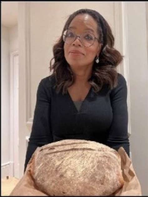 Oprah Winfrey A Fiuggi Con Una Pagnotta Di Pane Ciociaro Dago Fotogallery