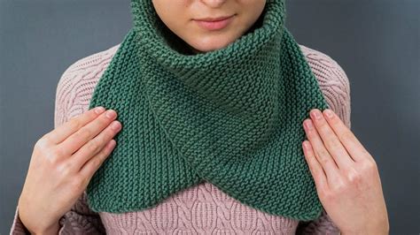 Easy And Unusual Snood Out Of A Triangle With Knitting Needles Easy