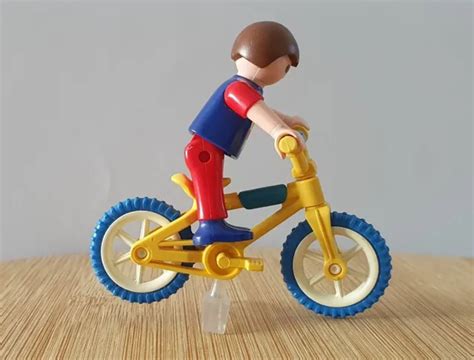 PLAYMOBIL JEU enfant petit vélo pour enfant avec garçon très bon