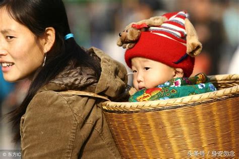 背篓，承载了湘西人的一生，有多少孩子是被妈妈用背篓背大的 每日头条