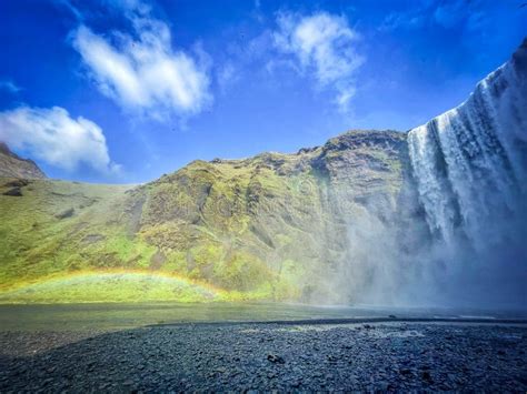 Vista Da Cachoeira De Skogafoss No Rio De Skoga Islândia Imagem de