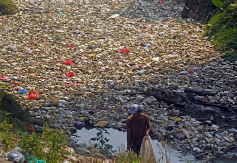 Sampah menumpuk di Sungai Cibanten | ANTARA Foto