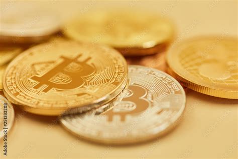 Bitcoin Münzen als Gold und Silber Bargeld Stock Photo Adobe Stock