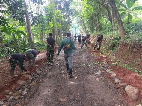 Satgas TMMD Subang Dan Masyarakat Gotong Royong Bangun Saluran Air