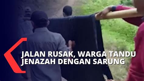 Jalanan Rusak Warga Lampung Terpaksa Antarkan Jenazah Wanita