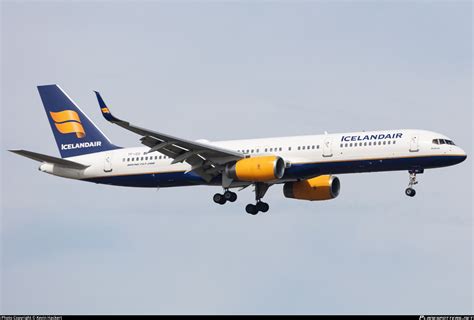 TF ISV Icelandair Boeing 757 256 WL Photo By Kevin Hackert ID