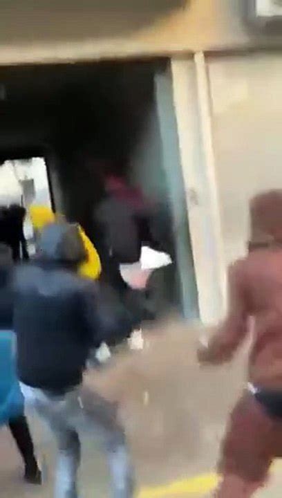 Vean el brutal ataque de un grupo de inmigrantes a la policía en Gerona