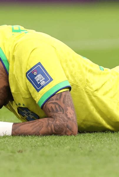 Neymar Se Lamenta Figura De Brasil Fue Operado De La Rodilla Y Se