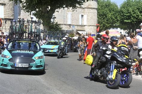 Pasaje De Los Coches De Asistencia A Los Ciclistas Del Tour De Francia