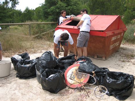 Los Voluntarios De Cruz Roja Limpian El Monte Petreraldia