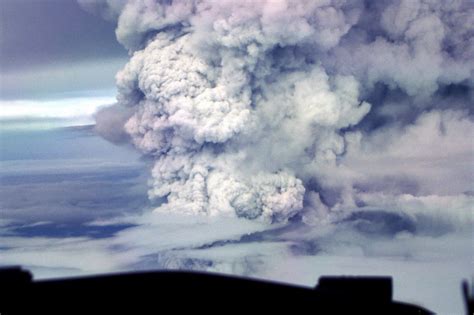 La erupción volcán Papúa sigue produciendo ceniza La Hora