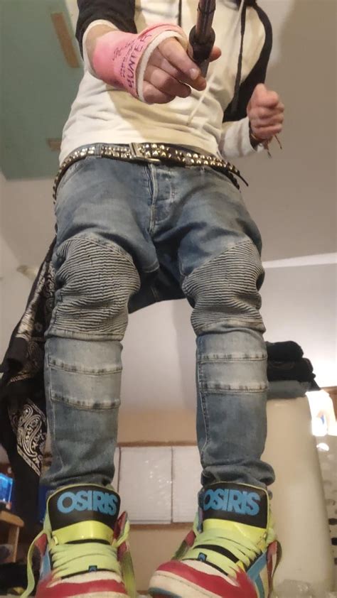 HM Biker Jeans Sagging with Cute Osiris Skater Shoes : r/MenInTightPants