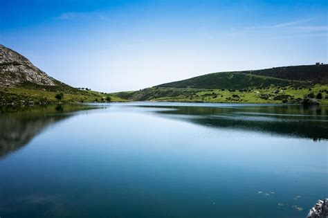 Lago Enol En Picos De Europa Asturias Espa A Foto Premium