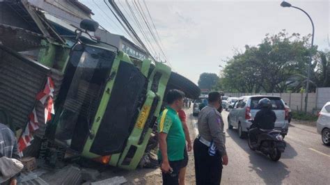 Akibat Rem Blong Kendaraan Dump Truk Oleng Tabrak 5 Kendaraan Lalu