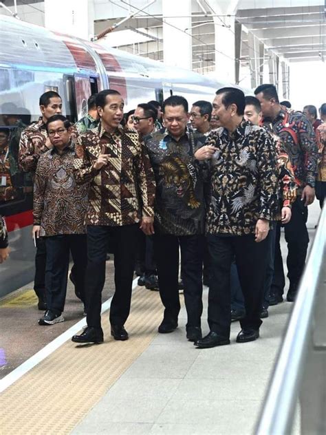 Presiden Jokowi Resmikan Whoosh Kereta Cepat Pertama Di Indonesia Dan