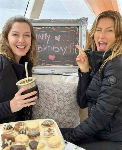 Gisele Bündchen revela fotos de aniversário ao lado de irmã gêmea veja