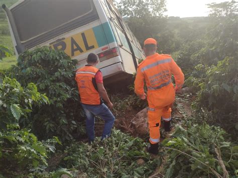 Nibus Trabalhadores Rurais Cai Em Ribanceira Na Br E Deixa