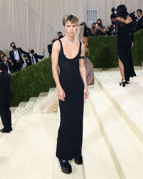 Troye Sivan Rocks Met Gala 2021 in a Dress, Promotes Gender Fluid Clothing