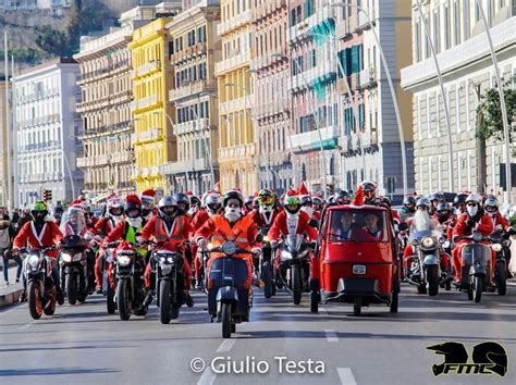 Babbi In Moto A Napoli Motociclisti Sfilano Vestiti Da Babbo Natale