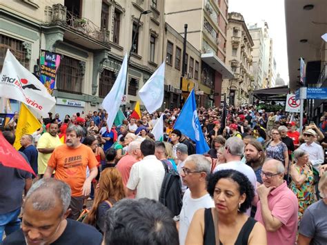 Ato em Porto Alegre celebra a defesa da democracia Política