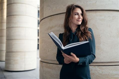 Morena De Mujer De Negocios Confiada En Un Vestido Formal Va A Trabajar