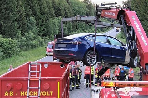 Feuerwehren Im Erzgebirge Wie Sie Sich Auf Eins Tze Mit Elektroautos