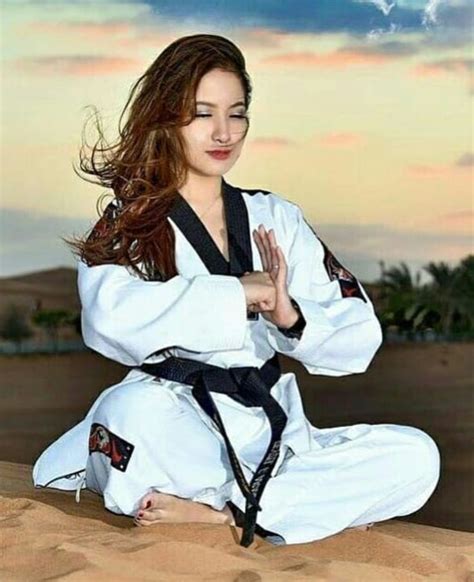 Pin By August Duwi On The Pose Of Beauty👌👍 Martial Arts Women