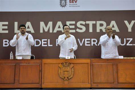 Entrega El Gobernador Cuitláhuac García Medallas Por 40 Y 30 Años De