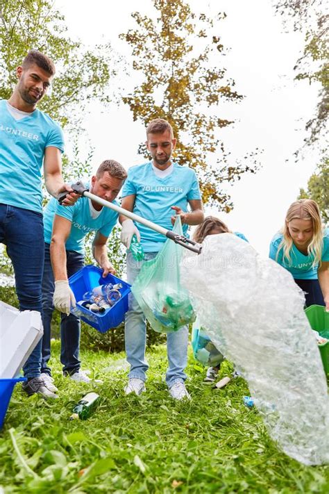 El Grupo De Voluntarios Recoge La Basura Foto De Archivo Imagen De