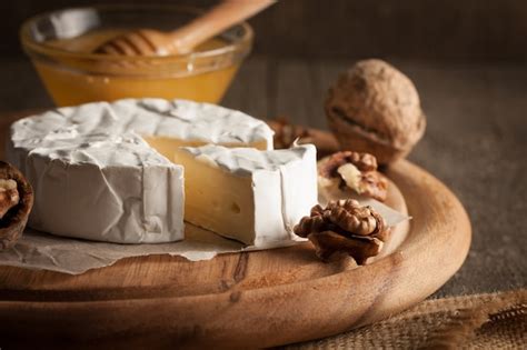 Queijo Camembert E Brie Em De Madeira Com Tomates Alface E Alho