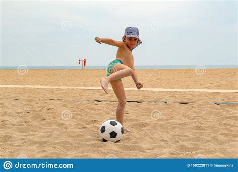 O Futebol Das Brincadeiras Na Praia Imagem De Stock Imagem De Oceano